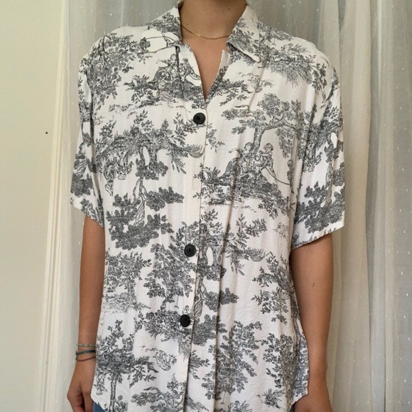 ❌SOLD❌Light weight toile print button down!! - Picture 4 of 4